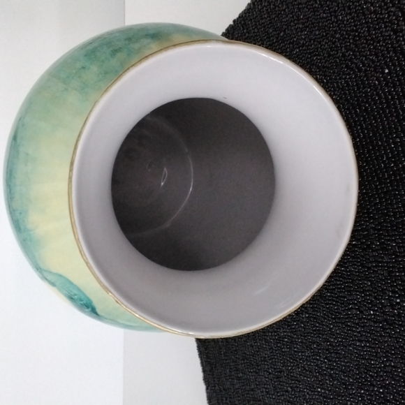 Vintage vase with Madonna and child pictured on two sides. - Picture 5 of 8